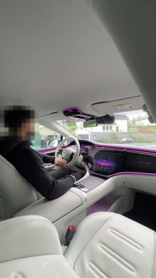 Antes: pessoa real dirigindo um carro de luxo, rosto desfocado