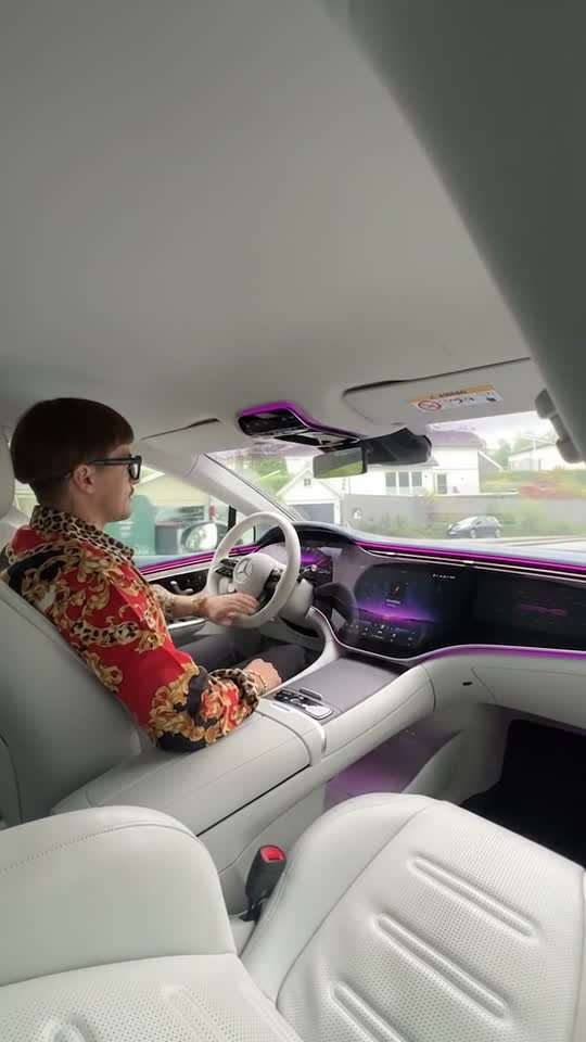 Depois: o personagem Betinho dirigindo o mesmo carro de luxo