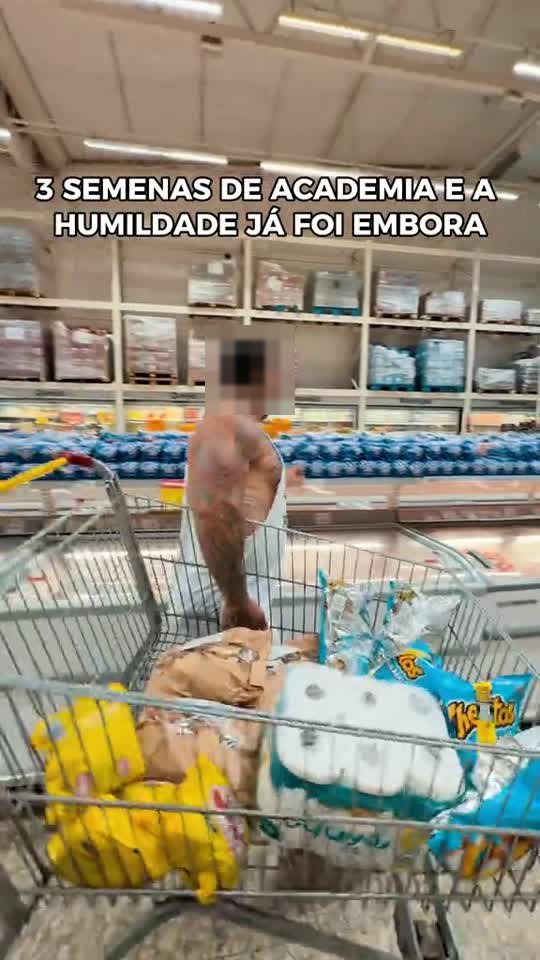 Antes: pessoa real empurrando um carrinho no mercado, rosto desfocado