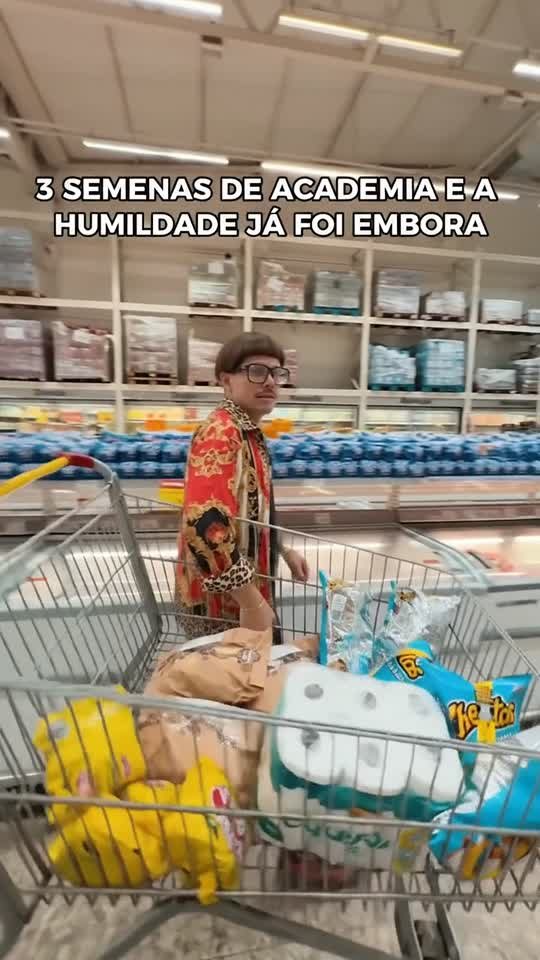 Depois: o personagem Betinho empurrando o carrinho no mesmo mercado